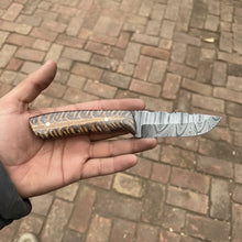 Load image into Gallery viewer, 7.5-Inch Damascus Puukko Fixed Blade Knife with Pinecone Epoxy Resin Handle