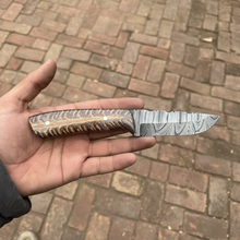 Load image into Gallery viewer, 7.5-Inch Damascus Puukko Fixed Blade Knife with Pinecone Epoxy Resin Handle