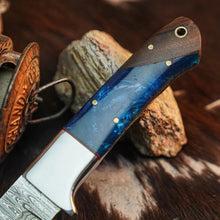 Load image into Gallery viewer, 8.8" Handmade Damascus Bushcraft Knife – Full Tang Resin Handle &amp; Sheath